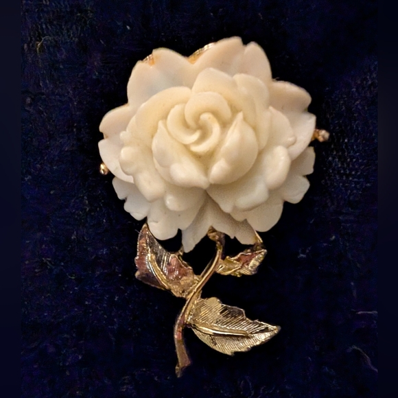 Vintage white celluloid flower - Picture 6 of 6